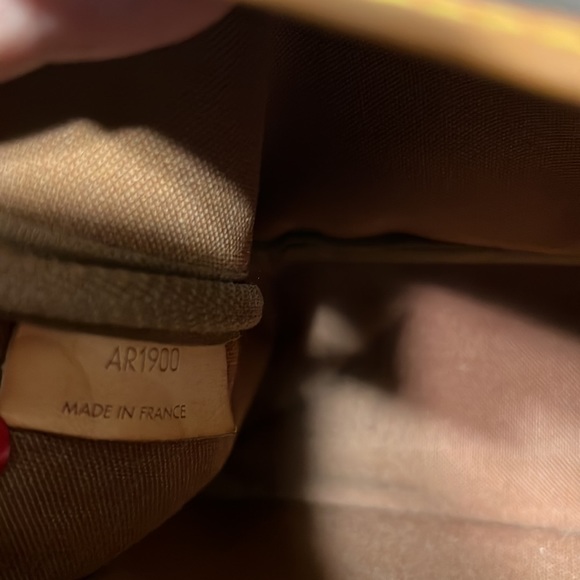 AUTHENTICATED Louis Vuitton Crossbody Bag Purse - Picture 15 of 16